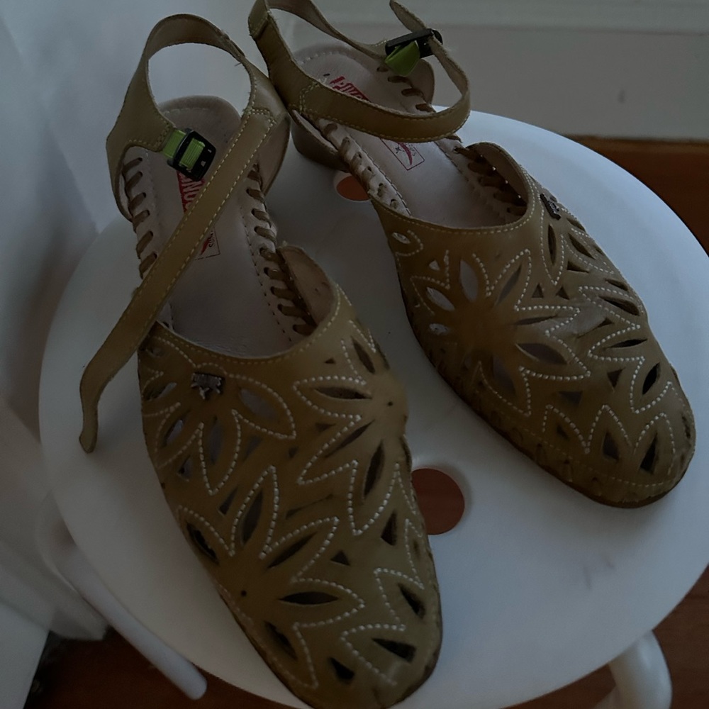 Pikolinos leather small heels